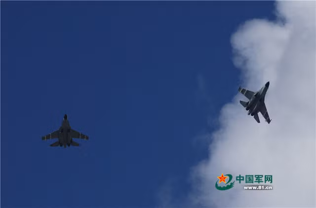 Có thể nói, dù chỉ là một phiên bản "nhái" bất hợp pháp, tuy nhiên, Trung Quốc dường như đã nâng Su-27 của Liên Xô lên một tầm cao mới với việc liên tục cải tiến và chế tạo ra các phiên bản có hiệu suất chiến đấu cực cao từ J-11. Nguồn ảnh: 81.