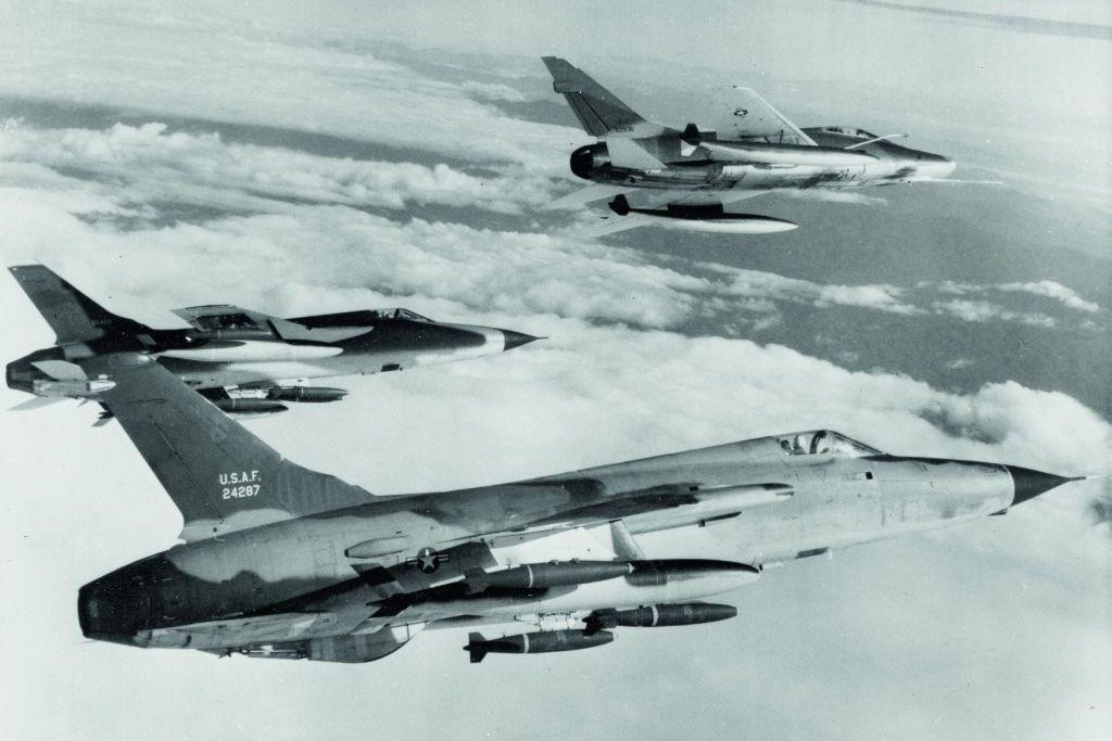 Hai chiếc MiG thứ hai làm nhiệm vụ hỗ trợ, yểm trợ đồng đội đã tiếp tục bắn hạ một chiếc F-105 khác, làm bị thương nặng một chiếc và hỗ trợ, đảm bảo không một chiếc MiG nào của ta bị đối phương tiếp cận tấn công dù lực lượng ta lúc nhiều nhất chỉ có 4 chiếc tham chiến, vẫn ít hơn nhiều lần số máy bay địch. Nguồn ảnh: Pinterest.
