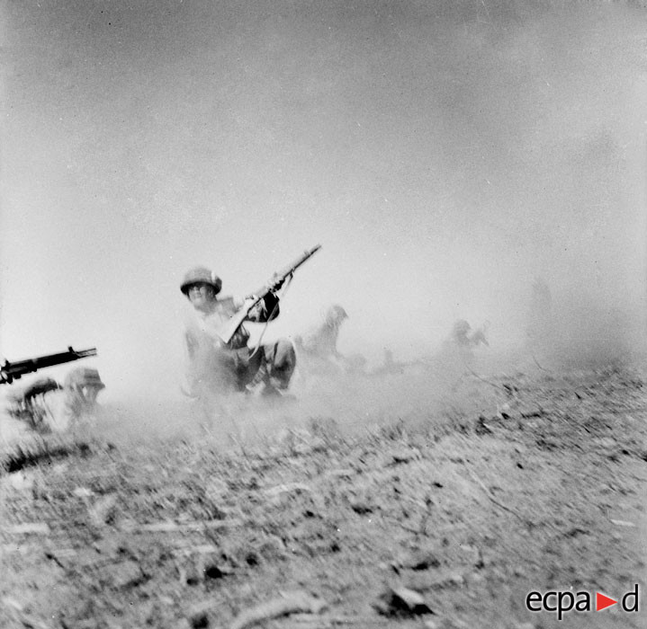 Về lực lượng Không quân, Pháp huy động tổng cộng 100 máy bay vận tải C-47 Dakota (hay còn gọi là "Máy bay bà già") để tiếp tế người, nhu yếu phẩm và trang bị lên Cứ điểm Điện Biên Phủ, cùng với 16 chiếc C-119 của Mỹ, 48 chiếc B26 Invader, 8 oanh tạc cơ Privater, 227 chiếc F6F Hellcat, F8F Bearcat và F4U Corsair cũng tham gia yểm trợ mặt đất trong chiến dịch này. Nguồn ảnh: ECPA.