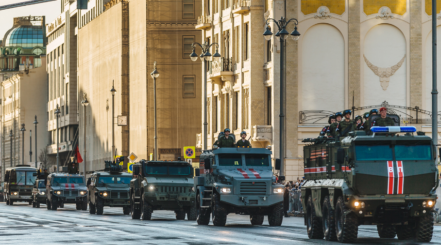 Trong ảnh dàn xe bọc thép chở tiêu biểu của Quân đội Nga, dẫn đầu là xe bọc thép kháng mìn Typhoone, tiếp đến là xe bọc thép Patrol, Typhoone-K, Tigr...Nguồn ảnh: Gazeta.