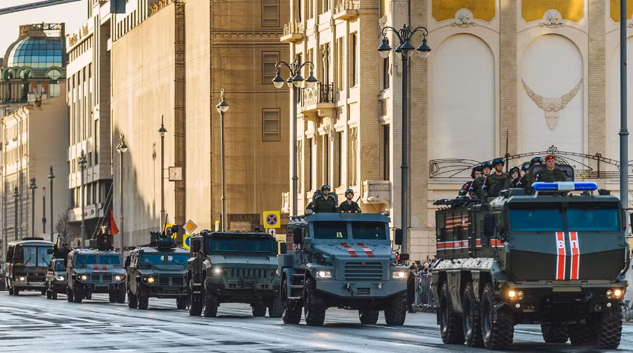Trong ảnh dàn xe bọc thép chở tiêu biểu của Quân đội Nga, dẫn đầu là xe bọc thép kháng mìn Typhoone, tiếp đến là xe bọc thép Patrol, Typhoone-K, Tigr...Nguồn ảnh: Gazeta.