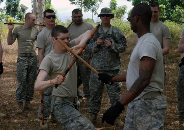 Quân đội Mỹ là một trong các lực lượng quân đội đang có chương trình huấn luyện kỹ năng cận chiến khắc nghiệt nhất hiện nay, người lính sẽ được học cách tự vệ và triệt hạ đối phương bằng mọi bộ phận trên cơ thể mình và sử dụng mọi dụng cụ trong tầm tay mình làm vũ khí cận chiến. Nguồn ảnh: Armymil.