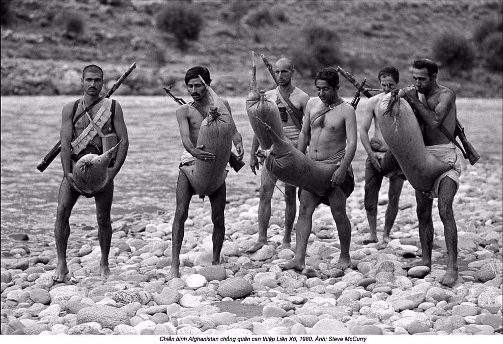 Các chiến binh Afghanistan trong trang phục truyền thống cùng súng trường chiến đấu chống lại lính Liên Xô trên mặt trận Afghanistan. Nguồn ảnh: Flickr.