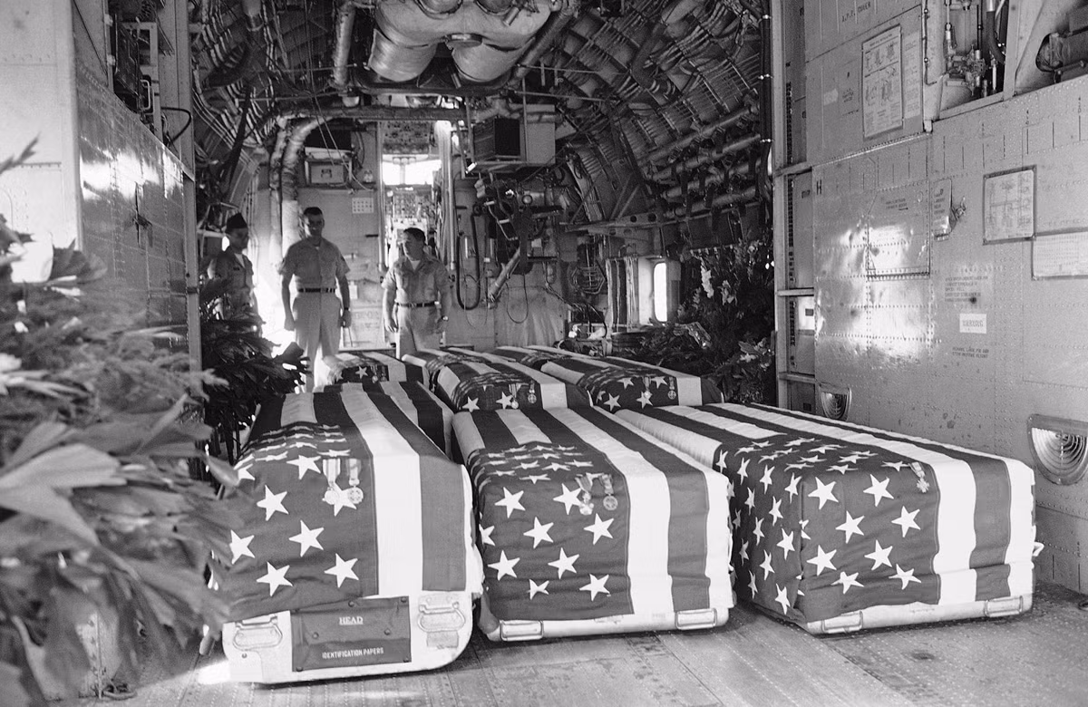 Chính với việc đưa thêm binh lính Mỹ vào chiến trường Việt Nam đã dẫn tới việc số lượng binh lính Mỹ bỏ mạng trên chiến trường ngày càng tăng cao. Kế hoạch Staley Taylor chính thức kết thúc từ lúc quân Mỹ đổ bộ vào Đà Nẵng và từ "Chiến tranh Đặc biệt", phía Mỹ chuyển sang "Chiến tranh Cục bộ" với việc dùng người Mỹ đánh người Việt. Nguồn ảnh: Theatlantic.