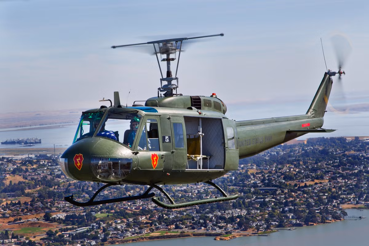 Tổng cộng đã có tới 16.000 chiếc trực thăng UH-1 các phiên bản từng được sản xuất. Đây là loại trực thăng bền bỉ, dễ sản xuất, dễ bảo dưỡng và có giá khá rẻ, phù hợp với nhiều mục đích sử dụng khác nhau và hoạt động được trong nhiều loại thời tiết khác nhau. Nguồn ảnh: Military.