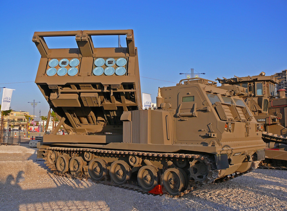 Israel đang vận hành khoảng 40 hệ thống Smasher. Họ đang phát triển loại rocket mới có tầm bắn tới 150 km để trang bị cho Smasher. Loại đạn mới sẽ cho phép pháo binh Israel tấn công Damascus, Syria. Ảnh: Wikipedia.