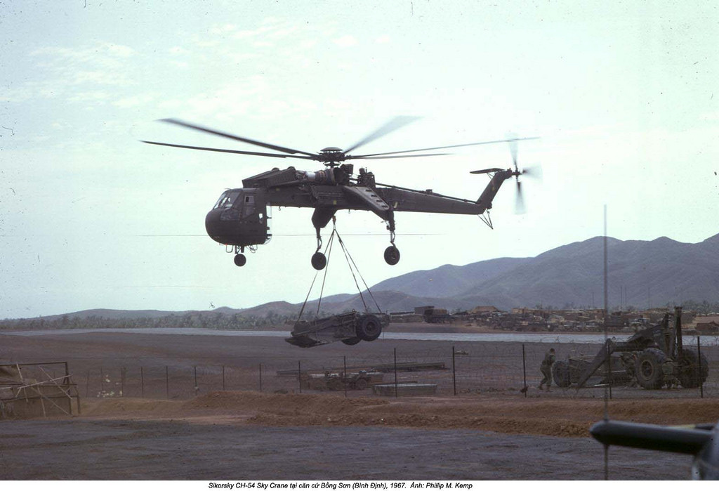 Trực thăng "cần cẩu bay" của Mỹ mang những khẩu đại bác 105mm tới tiếp vận cho các tiền đồn của Mỹ.