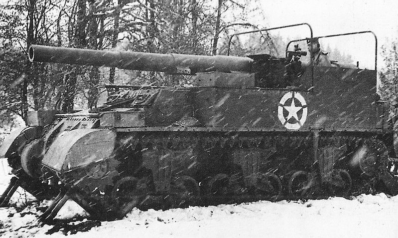 Sử dụng khẩu pháo chính cỡ nòng 155mm các phiên bản M1917, M1918 hoặc M1918M1, pháo tự hành M12 chỉ có cơ số đạn dự phòng 10 viên. Vậy nên, khi tác chiến nó thường phải có xe tải chở đạn đi cùng. Nguồn ảnh: WW2.