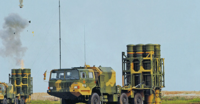 Rõ ràng, với khả năng của mình, tên lửa Hồng Kỳ 16 của Trung Quốc xứng đáng được xếp "chung mâm" với nhiều loại tên lửa đánh chặn phòng không khác trên thế giới, bao gồm cả các hệ thống của Nga và Mỹ, xóa bỏ cái danh "Hồng Kỳ nằm ì trên bệ" từ thời Chiến tranh Việt Nam. Nguồn ảnh: Military.