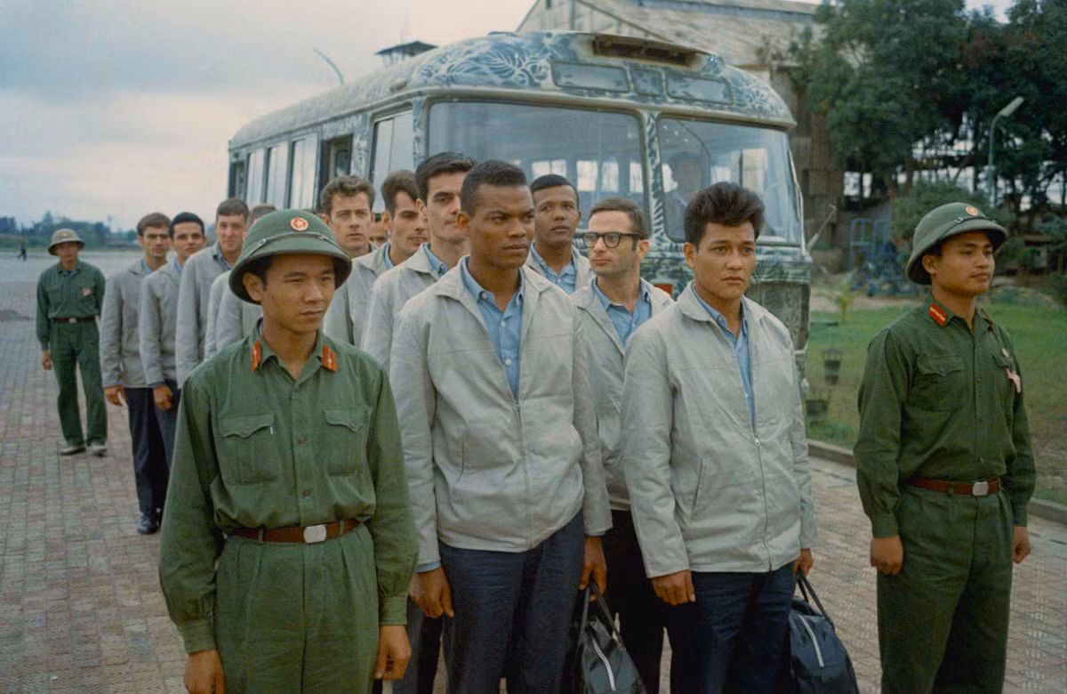 Các tù binh Mỹ chuẩn bị được trao trả, mỗi chuyến C-141 chỉ chở được tối đa 40 người nhưng gần như không chuyến nào chở "đủ khách" do số lượng tù binh dù không lớn nhưng các thủ tục trao trả cực kỳ phức tạp và tốn thời gian. Nguồn ảnh: Flickr.