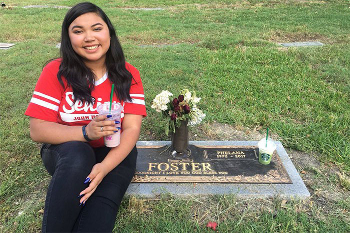 Cô gái bên mộ mẹ. Bà qua đời trước khi cô tốt nghiệp trung học