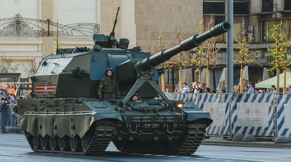 Pháo tự hành 2S35 Koalitsiya-SV của quân đội Nga thuộc Sư đoàn Cận vệ số 147 "Simferopol) tham gia cuộc duyệt binh. Hiện tại loại pháo tự hành này đang được phía Nga dự kiến thay thế toàn bộ cho các khẩu pháo tự hành 2S19 Msta trong lực lượng Lục quân nước này. Nguồn ảnh: Gazeta.