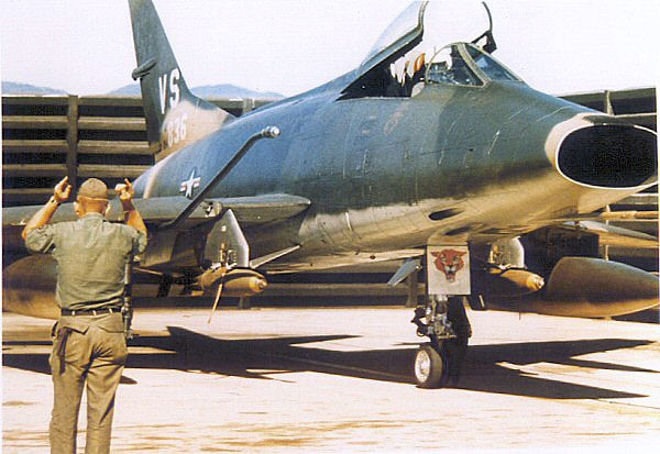 Mặc dù vậy, cũng có tới 198 chiếc F-100 bị bắn hạ trong toàn bộ thời gian nó có mặt ở Việt Nam. Ngoài ra, còn khoảng hơn 70 chiếc F-100 khác được báo cáo là đã bị phá hủy do tai nạn hoặc bị tấn công hư hỏng nặng khi đang nằm ở sân bay. Nguồn ảnh: Flickr.