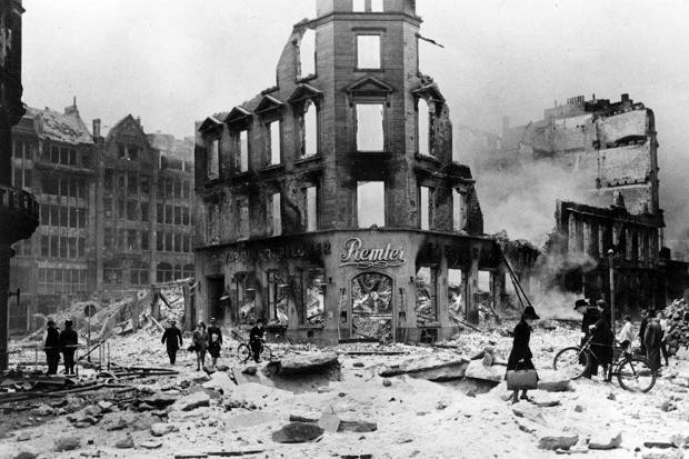 Dưới sức mạnh hỏa lực kinh hoàng của quân Đồng Minh, Hamburg gần như đã bị san phẳng hoàn toàn. Lực lượng quân đội Đức ở đây cũng chịu thiệt hại nặng. Nguồn ảnh: Warhistory.