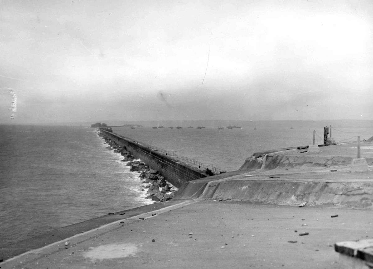 Một cầu cảng hiện đang bị thủy lôi của phát xít Đức phong tỏa. Nguồn ảnh: Flickr.