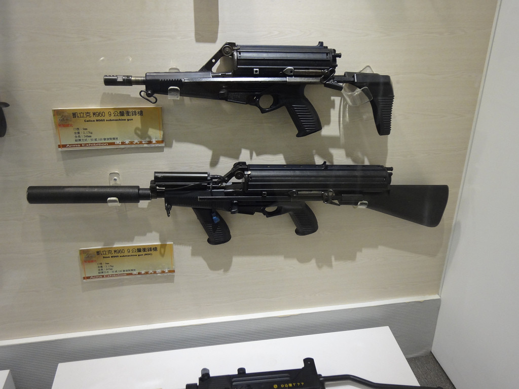 Hai phiên bản súng tiểu liên M960 với hai loại hộp tiếp đạn và các thiết bị gắn ngoài khác nhau với hộp tiếp đạn loại 50 viên (phía trên) và hộp tiếp đạn loại 100 viên cùng ống giảm thanh và báng tỳ vai kiểu mới. Nguồn ảnh: Flickr.