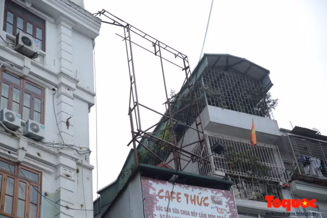 Nhiều khung thép qua thời gian đã bắt đầu có hiện tượng hoen gỉ, xuống cấp gây nguy hiểm cho người di đường.