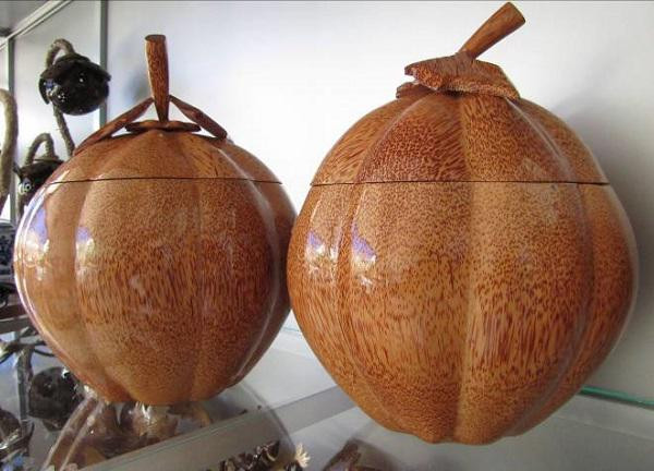 Quả dừa sau khi dùng hết nước được sử dụng làm ấm giữ nhiệt.