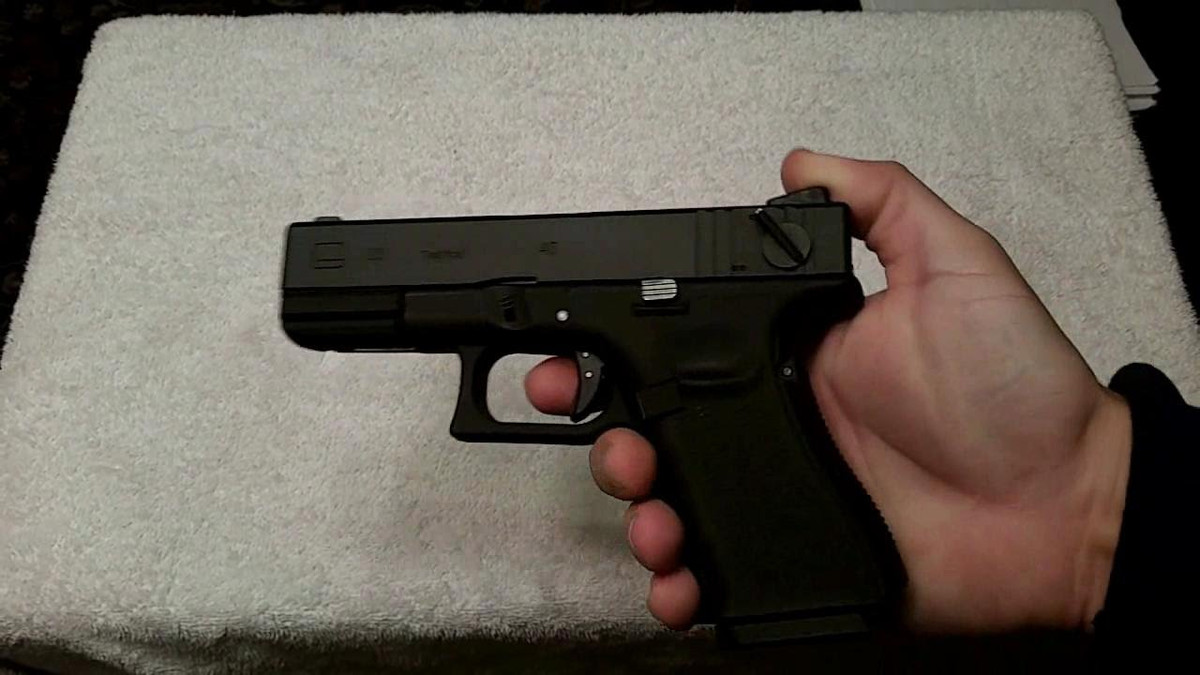 Tốc độ bắn của Glock 18 là ngoài sức tưởng tượng. Ở chế độ bắn tự động, khẩu súng này có thể bắn tới 1200 viên mỗi phút, nghĩa là nhanh gần gấp rưỡi tốc độ bắn của khẩu "tiểu liên cực nhanh" AR-15 được Mỹ sử dụng trong Chiến tranh Việt Nam. Nguồn ảnh: Tube.