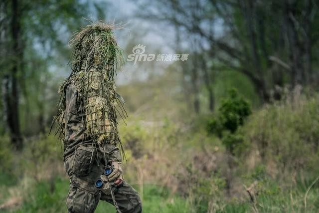 Bộ quần áo đặc biệt của lính bắn tỉa Ba Lan với cấu tạo cho phép người lính tự sử dụng cây cỏ của môi trường để ngụy trang theo từng môi trường khác nhau. Nguồn ảnh: Sina.