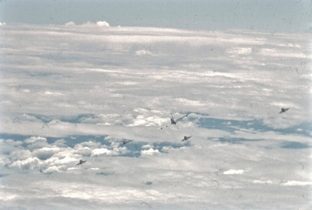 Một dàn máy bay F-4 chuẩn bị chờ tới lượt được tiếp nhiên liệu từ máy bay tiếp liệu KC-135. Nguồn ảnh: Flickr.