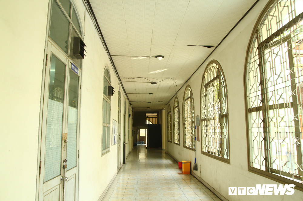 Không gian tòa nhà theo lối mở, không gian rộng, thoáng, nhiều ánh sáng.