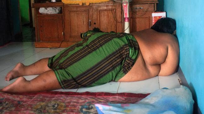 Cậu bé từng ăn 5 bữa một ngày với khẩu phần bằng mấy lần người lớn. Do cơ thể to lớn, nặng nề nên phần lớn thời gian của em chỉ là nằm một chỗ.