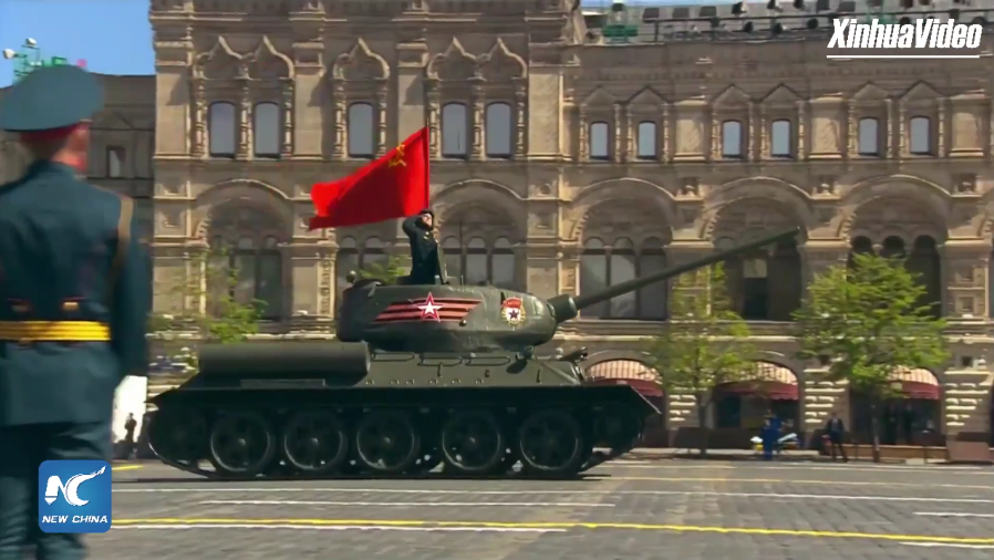 Chiếc xe tăng T-34 huyền thoại dẫn đầu đoàn phương tiện cơ giới duyệt binh qua Quảng Trường Đỏ.