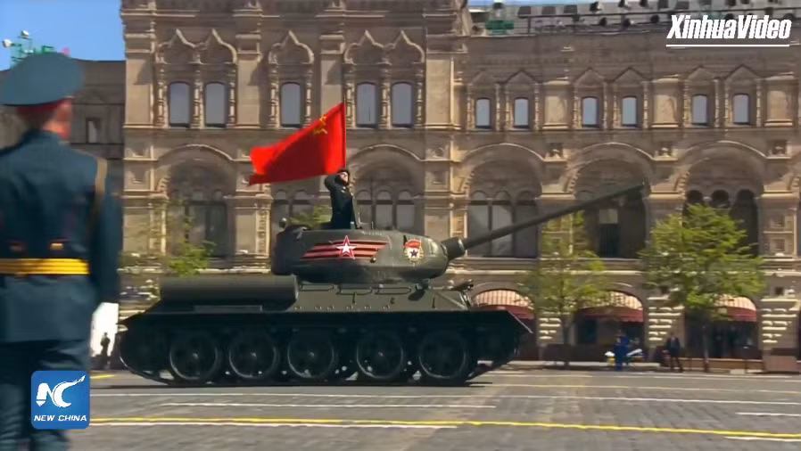 Chiếc xe tăng T-34 huyền thoại dẫn đầu đoàn phương tiện cơ giới duyệt binh qua Quảng Trường Đỏ.