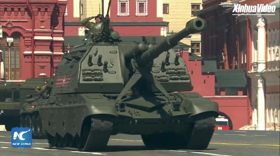 Pháo tự hành 2S19 Msta-S với cỡ nòng 152mm sử dụng khung gầm của xe tăng T-80 và động cơ của xe tăng T-72 tiến qua Quảng Trường Đỏ.