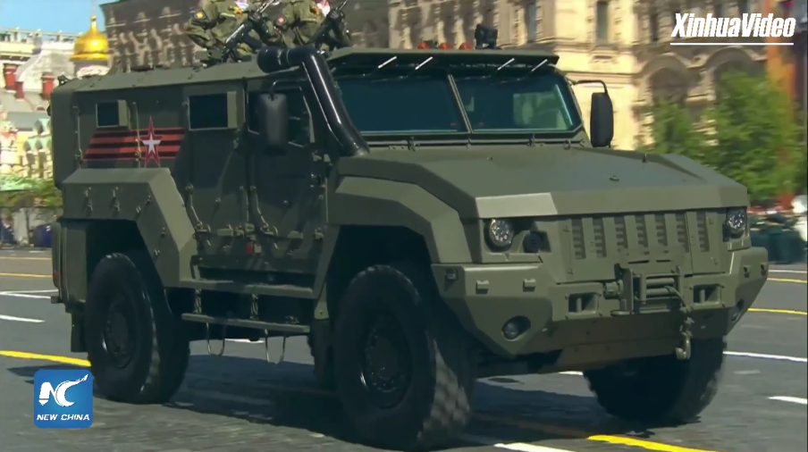 Tiếp theo ngay sau chiếc T-34 là các loại thiết giáp chở quân Typhoon-K và Tigr.