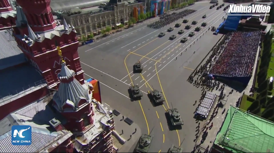 Theo sau đó là các xe tăng chủ lực chiến trường hiện đại nhất của Nga hiện tại, các xe tăng T-14 Armata.