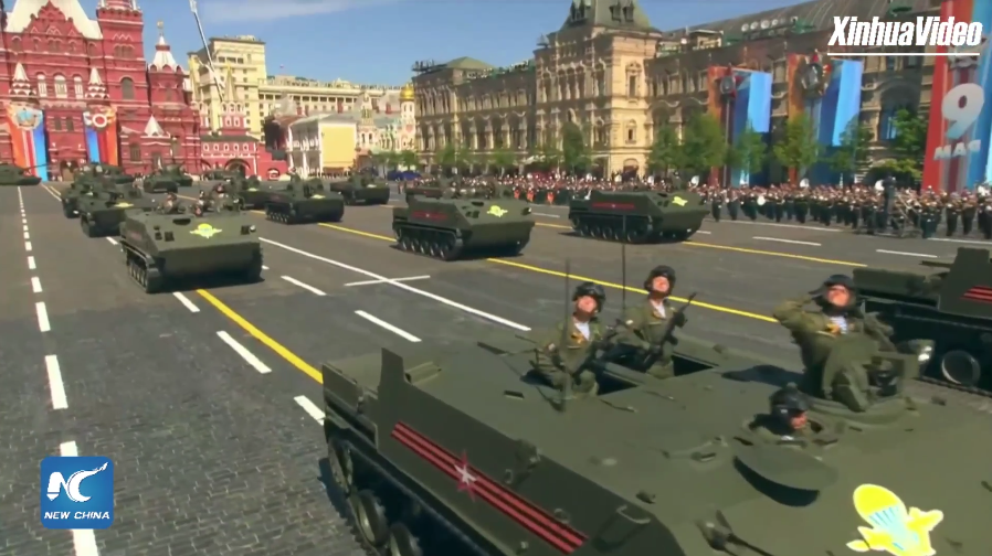 Theo sau đó là lực lượng dù của Nga với thiết giáp BMD-4M - loại thiết giáp có khả năng thả dù từ máy bay vận tải.