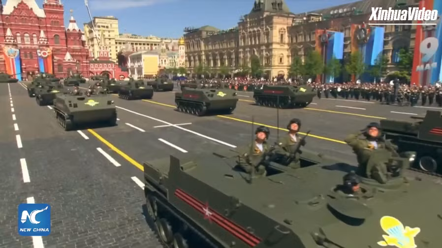 Theo sau đó là lực lượng dù của Nga với thiết giáp BMD-4M - loại thiết giáp có khả năng thả dù từ máy bay vận tải.