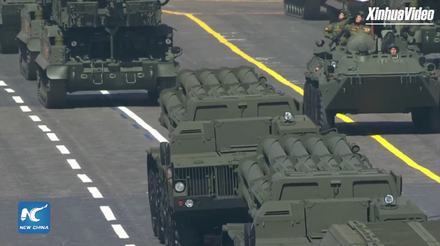 Sau đó là tổ hợp pháo phản lực phóng loạt BM-30 Smerch của Lữ đoàn cận vệ 112 Novorossiysk.