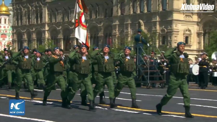 Lính dù đặc nhiệm Nga tiến qua Quảng Trường Đỏ.