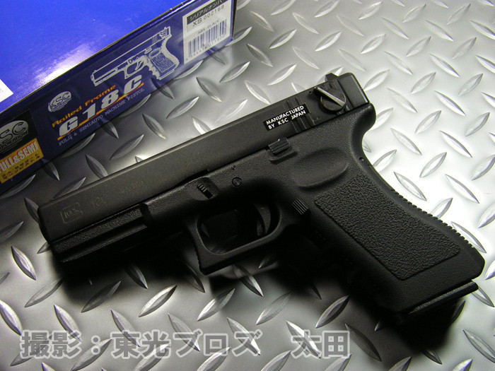 Là một trong một số ít những khẩu súng ngắn liên thanh hiện vẫn còn đang được sản xuất, khẩu súng ngắn tự động Glock 18 hiện tại đang được sử dụng trong biên chế chính thức của quân đội Mỹ và các lực lượng đặc nhiệm cảnh sát như SWAT. Nguồn ảnh: Taitien.