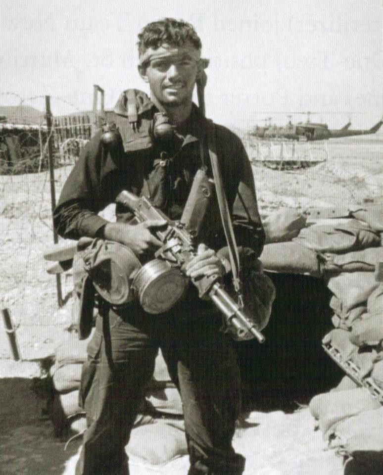 Mặc dù có thiết kế đột phá và thông số kỹ thuật vượt trội so với các loại súng máy khác cùng thời, tuy nhiên khẩu Stoner 63 được cho là không thích hợp trong điều kiện tác chiến ở chiến trường Việt Nam, nhất là trong rừng rậm do nó có thiết kế kiểu mô-đun, đòi hỏi phải bảo dưỡng và bảo quản tốt. Nguồn ảnh: Vince.