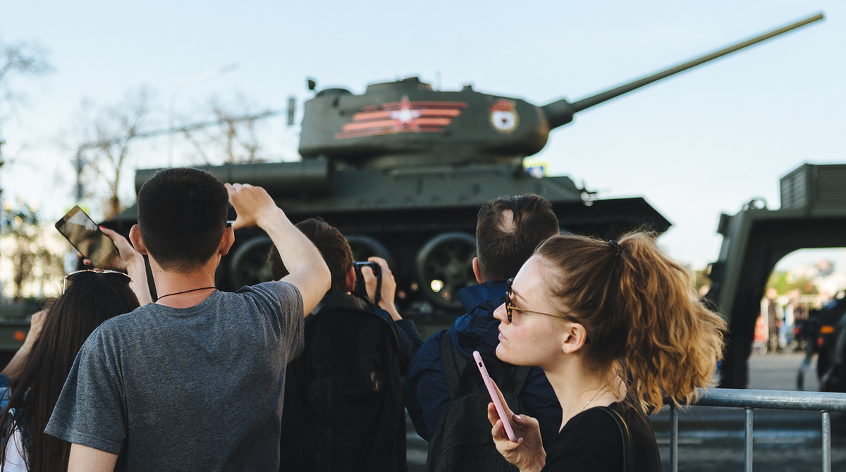 Không thể thiếu được đó là chiếc xe tăng huyền thoại T-34 - phương tiện chiến tranh được cho là loại xe tăng mang tính chủ chốt của quân đội Liên Xô trong Chiến tranh Thế giới thứ hai. Nguồn ảnh: Gazeta.