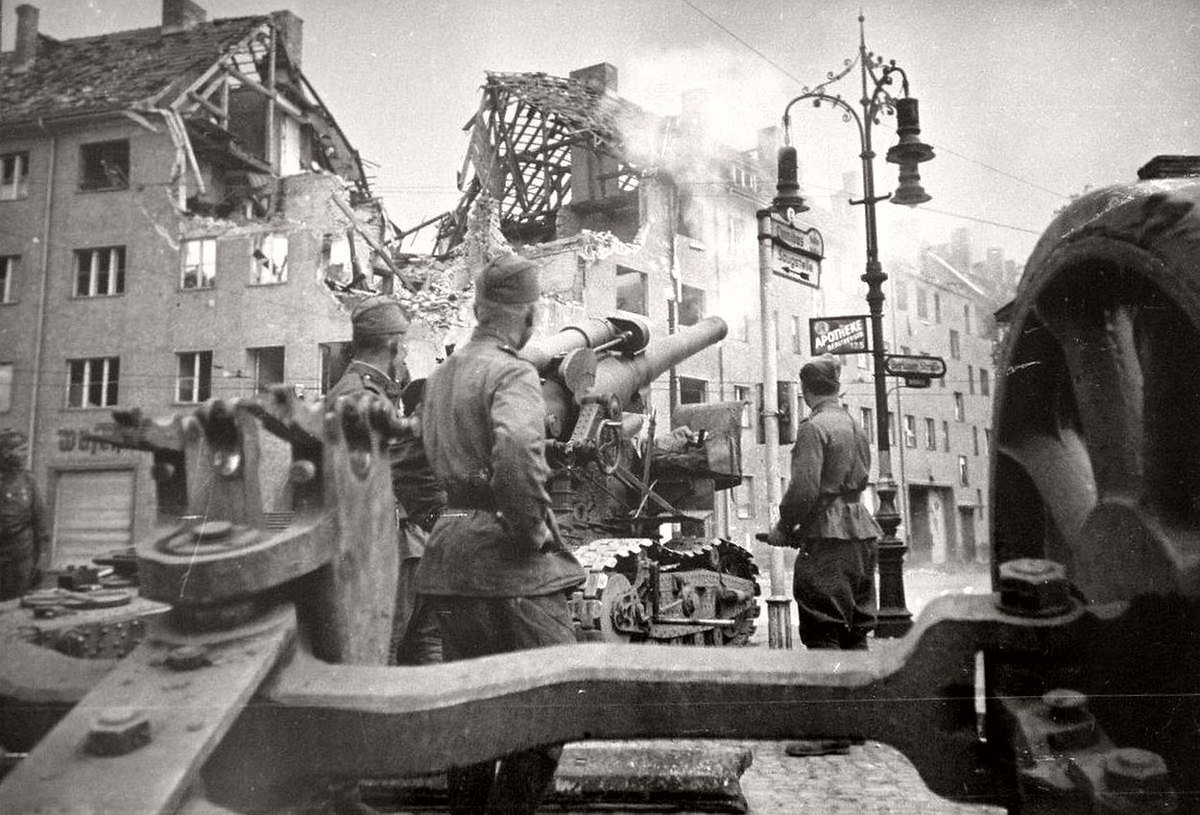 Sau 17 ngày giao tranh ngắn ngủi, quân đội Liên Xô dù chiến thắng nhưng lại có tổn thất cực kỳ nặng nề bao gồm 81.000 lính hy sinh hoặc mất tích, 280.000 lính bị thương, 1/3 số xe tăng tham chiến bị tiêu diệt, 2108 khẩu pháo bị phá hủy và 917 máy bay bị hạ. Nguồn ảnh: Vintage.