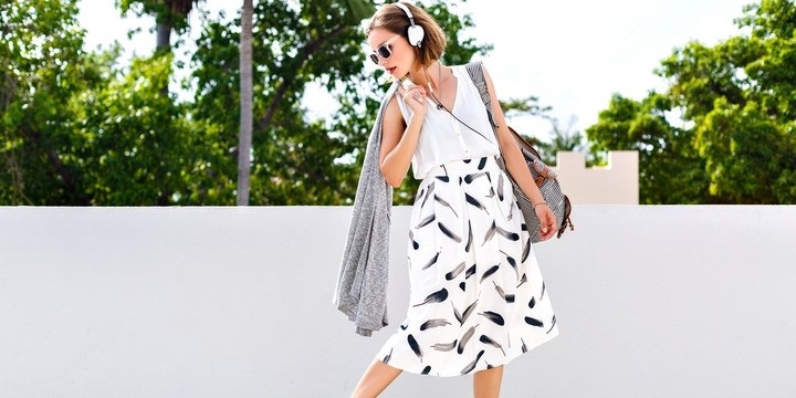 Áo thun đen cùng chân váy midi dài với sneakers tạo nên vẻ năng động và dễ thương