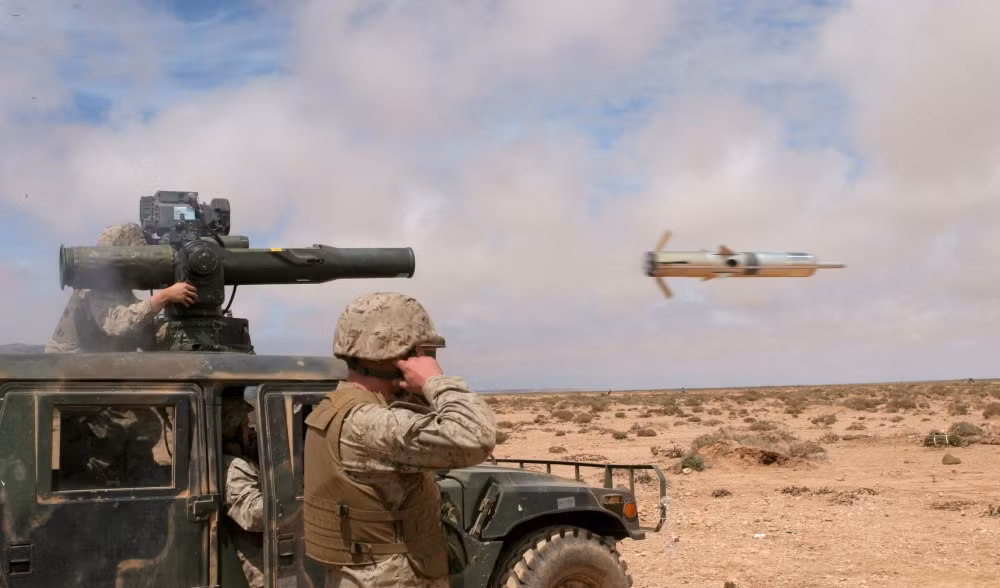 Không thể không nhắc tới trong bảng xếp hạng này là tên lửa BGM-71 TOW hay còn được gọi đơn giản với cái tên hỏa tiễn TOW. Đây là loại hỏa tiễn chống tăng đang làm mưa làm gió trên chiến trường Trung Đông, tiêu diệt được cả những loại xe tăng hiện đại nhất do Nga mang tới đây. Nguồn ảnh: ArmyTech.