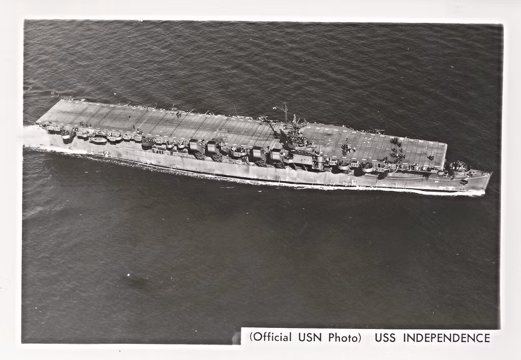 Con tàu này được trang bị một động cơ GE tua bin với bốn trục, bốn lò hơi cung cấp công suất 100.000 sức ngựa, cho phép nó hoạt động với tốc độ tối đa 30 hải lý trên giờ, tương đương với 57 km/h. Nguồn ảnh: USN.