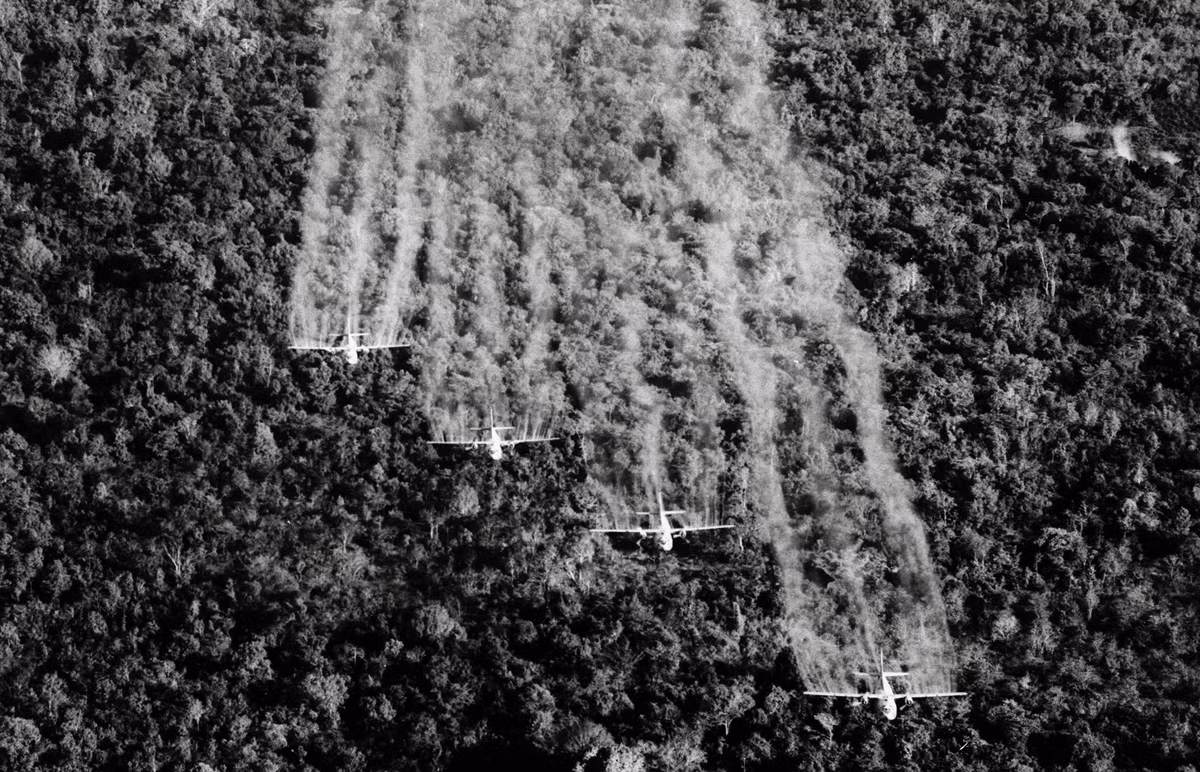 Máy bay của Quân đội Mỹ rải chất diệt cỏ để tạo ra những "vùng đệm" không có cây cối, tránh việc bị quân giải phóng và du kích đột nhập từ trên rừng xuống đồng bằng. Nguồn ảnh: Theatlantic.