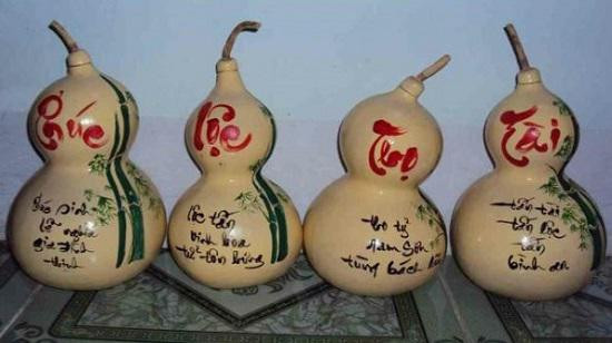 Chắc hẳn ai cũng biết đến bầu rượu hồ lô này, và chúng được làm từ chính vỏ những quả bầu hồ lô khô.