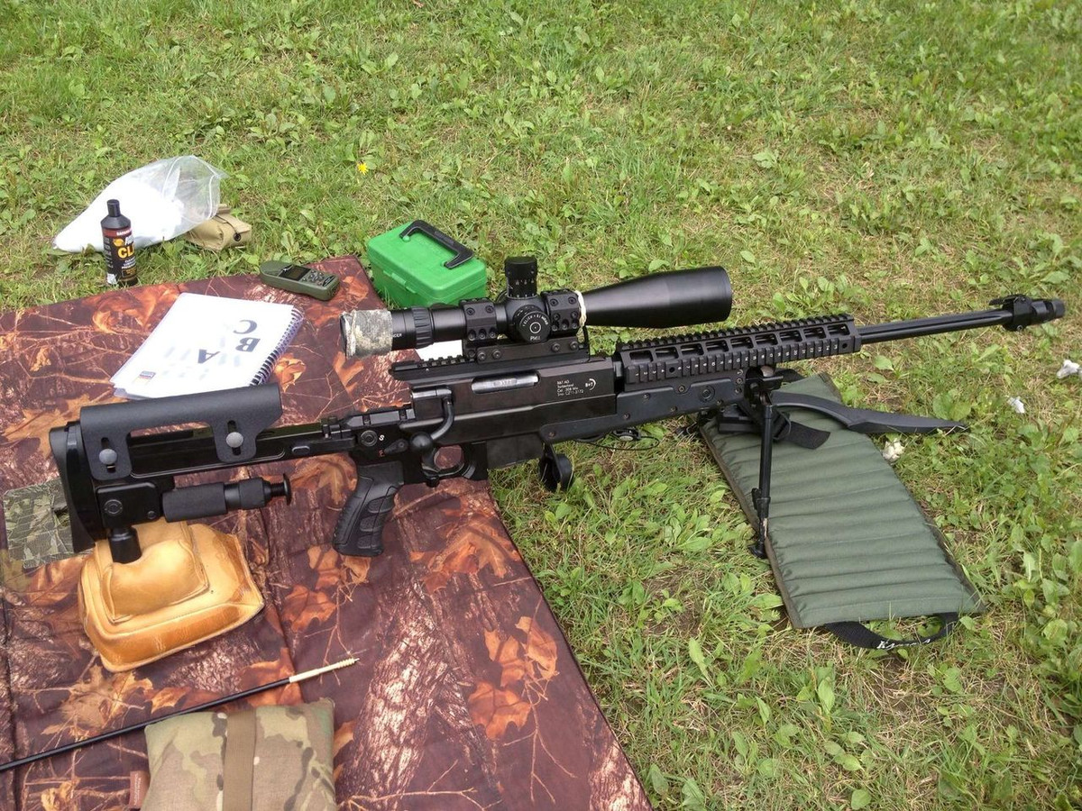Thông thường, mọi khẩu Brugger &amp; Thomet APR được bán ra cùng với ống ngắm Schmidt &amp; Bender PMII 3-12x50 LP, nghĩa là ống ngắm có độ phóng đại tối thiểu 3 lần, tối đa 50 lần, phục vụ cho những phát bắn có tầm bắn xa lên tới 1,5 km. Nguồn ảnh: Pinterest.