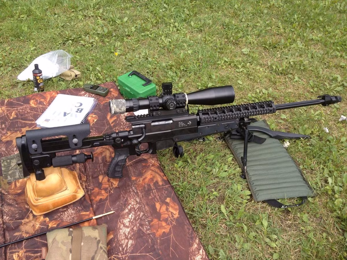 Thông thường, mọi khẩu Brugger &amp; Thomet APR được bán ra cùng với ống ngắm Schmidt &amp; Bender PMII 3-12x50 LP, nghĩa là ống ngắm có độ phóng đại tối thiểu 3 lần, tối đa 50 lần, phục vụ cho những phát bắn có tầm bắn xa lên tới 1,5 km. Nguồn ảnh: Pinterest.