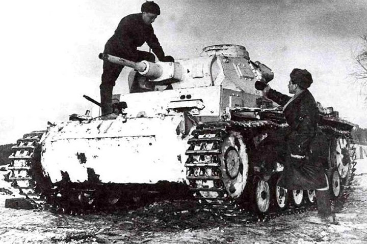 Kíp lái Hồng quân trên chiến lợi phẩm - xe tăng PzKpfw III của phát xít Đức.