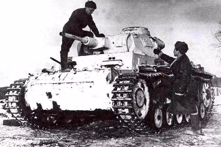 Kíp lái Hồng quân trên chiến lợi phẩm - xe tăng PzKpfw III của phát xít Đức.