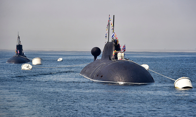 Hai tàu ngầm Ust Kamchatsk (trái) và Kuzbass (phải) thuộc biên chế Hạm đội Thái Bình Dương. Nguồn ảnh: TASS.